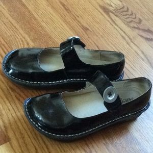 Algeria women’s shoes